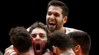 Pemain Spanyol, Pau Gasol (C) dan Felipe Reyes merayakan kemenangan atas Prancis dalam semifinal EuroBasket 2015 di Stadion Pierre Mauroy, Lille, Prancis. (17/9/2015). (Reuters/Benoit Tessier)