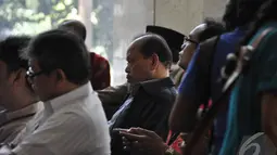 Sutan Bhatoegana menunggu panggilan oleh penyidik di lobi KPK, Jakarta, Senin (6/10/2014) (Liputan6.com/Miftahul Hayat)