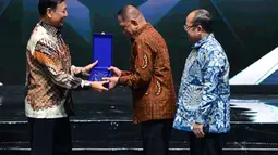 Menteri Pertahanan RI, Ryamizard Ryacudu menerima anugerah khusus dalam acara Penganugerahan Predikat Kepatuhan 2018 di Jakarta, Senin (12/10). Ombudsman RI memberikan Predikat Kepatuhan kepada 97 instansi pemerintah. (Liputan6.com/Pool/Kemenhan)