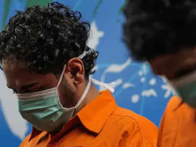 Menantu pedangdut Elvy Sukaesih, Muhammad Basurrah (kiri) dan rekannya Moch Syafik  dihadirkan dalam rilis kasus narkoba di Gedung Ditnarkoba Polda Metro Jaya, Jakarta, Senin (7/10/2019). Polisi kembali menangkap Muhammad Basurrah pada Sabtu (5/10/2019). (Liputan6.com/Faizal Fanani)