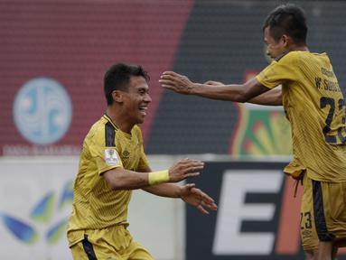 Gelandang Bhayangkara FC, Alsan Sanda, merayakan gol yang dicetaknya ke gawang PSBL Langsa pada Piala Indonesia 2018 di Stadion PTIK, Jakarta, Jumat (1/2). Bhayangkara menang 4-3 atas PSBL. (Bola.com/Yoppy Renato)