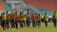 Sejumlah pemain berlari jelang mengikuti seleksi timnas Indonesia tahap pertama di Stadion  Pakansari, Kab Bogor, Selasa (9/8/2016). Timnas Indonesia bakal berlaga di AFF Cup 2016, 19 November  hingga 17 Desember mendatang. (Liputan6.com/Helmi Fithriansya