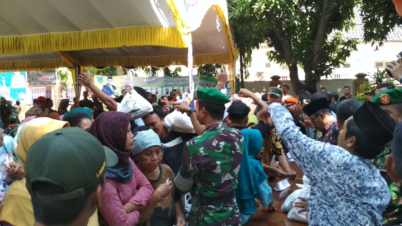 Warga Indramayu Berdesakan Untuk Membeli Paket Sembako Murah