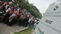 Ratusan nasabah Pandawa Group memenuhi halaman Pengadilan Negeri Jakarta Pusat, Rabu (24/5). Kedatangan para kreditur yang terjebak investasi bodong itu guna menindaklanjui proses Penundaan Kewajiban Pembayaran Utang (PKPU). (Liputan6.com/Helmi Afandi)