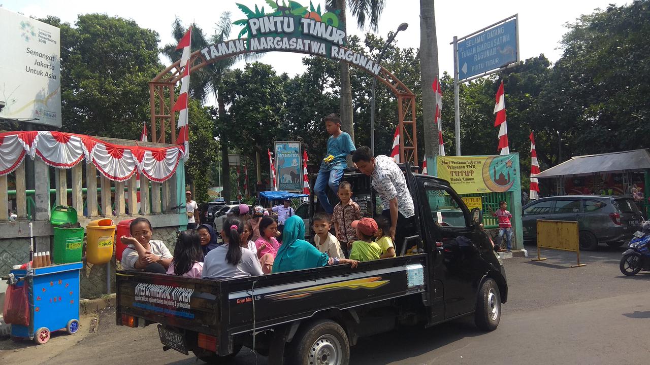 Mobil Bak Berwisata Ragunan (Nur Habibie/Merdeka.com)