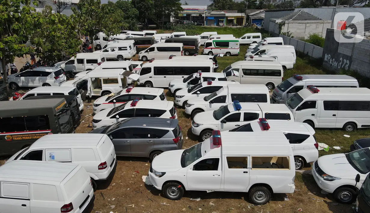Sejumlah mobil ambulans terparkir di Babelan, Kabupaten Bekasi, Jawa Barat, Minggu (27/9/2020). Perakitan mobil ambulans meningkat 100 persen menjadi 700 unit saat pandemi COVID-19 dengan harga Rp 20 juta hingga Rp 1,5 milliar. (Liputan6.com/Herman Zakharia)