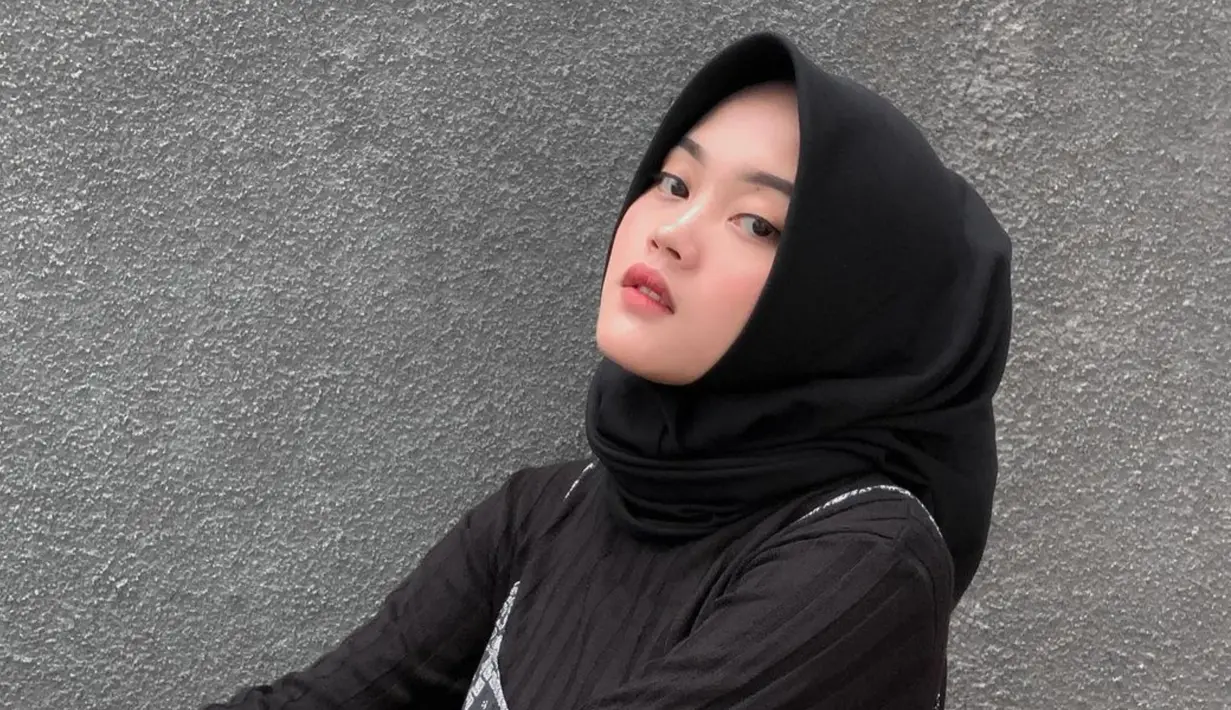 Sebagai selebgram, pemilik nama lengkao Putri Delina Andriany Sutisna ini selalu tampil stylish. Ia pun konsisten untuk terus mengenakan hijab. (Liputan6.com/IG/putridelinaa)