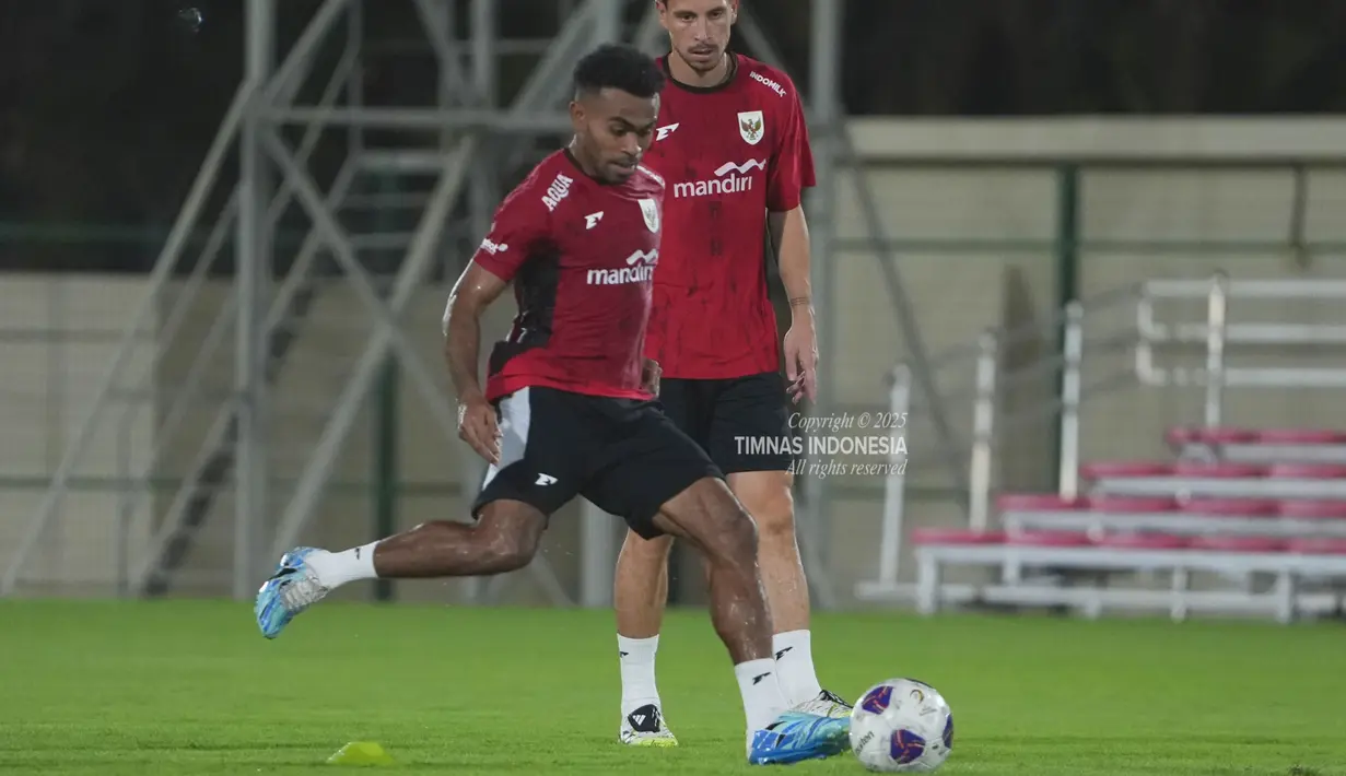 Timnas Indonesia masih belum bisa berlatih dengan kekuatan penuh karena beberapa pemain abroad belum bergabung ke Arab Saudi. Mayoritas pemain yang telah mengikuti latihan Timnas Indonesia berasal dari BRI Super League. (Dok. Timnas Indonesia)