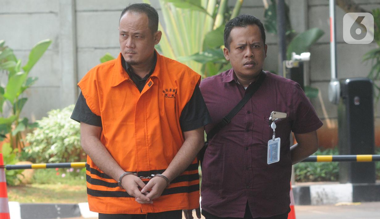 Kasubbag Protokol nonaktif Pemkot Medan, Syamsul Fitri Siregar tiba untuk menjalani pemeriksaan di Gedung KPK, Jakarta, Kamis (12/5/2019). Syamsul Fitri Siregar diperiksa sebagai saksi untuk tersangka Wali Kota Medan Nonaktif, Tengku Dzulmi Eldin. (merdeka.com/Dwi Narwoko)