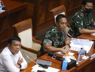 Wakil Menteri Pertahanan Letjen TNI Muhammad Herindra (kiri) bersama Panglima TNI Jenderal TNI Andika Perkasa (tengah) dan Kasal Laksamana TNI Yudo Margono (kanan) mengikuti rapat kerja bersama Komisi I DPR di kompleks Parlemen, Jakarta, Kamis (24/3/2022). (Liputan6.com/Angga Yuniar)