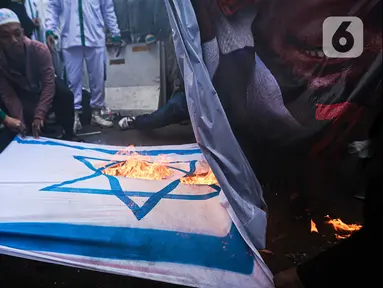 Pengunjuk rasa membakar bendera negara Israel saat menggelar aksi solidaritas untuk Palestina di depan Kedutaan Besar Amerika Serikat (AS), Jakarta, Rabu (11/10/2023). (Liputan6.com/Faizal Fanani)