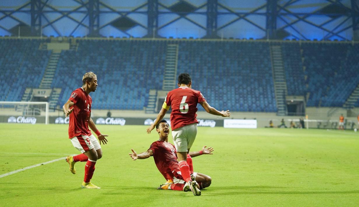 Kadek Agung - Bek Bali United ini sempat sering salah oper bola lantaran kaget dengan pressing ketat Thailand di awal-awal laga. Meski demikian Kadek justru mampu bangkit dan mencetak gol penyeimbang di menit 38. (PSSI)