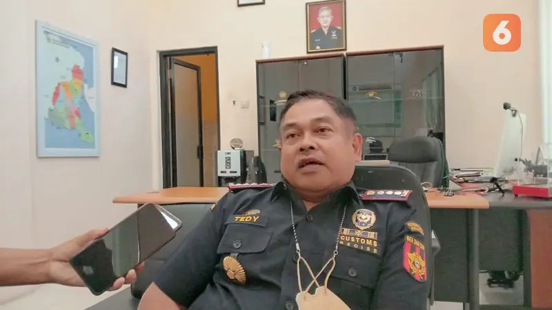 Kepala Kantor Pengawasan dan Pelayanan Bea dan Cukai Tipe Madya Pabean C Banyuwangi, Tedy Himawan (Hermawan Arifianto/Liputan6.com)