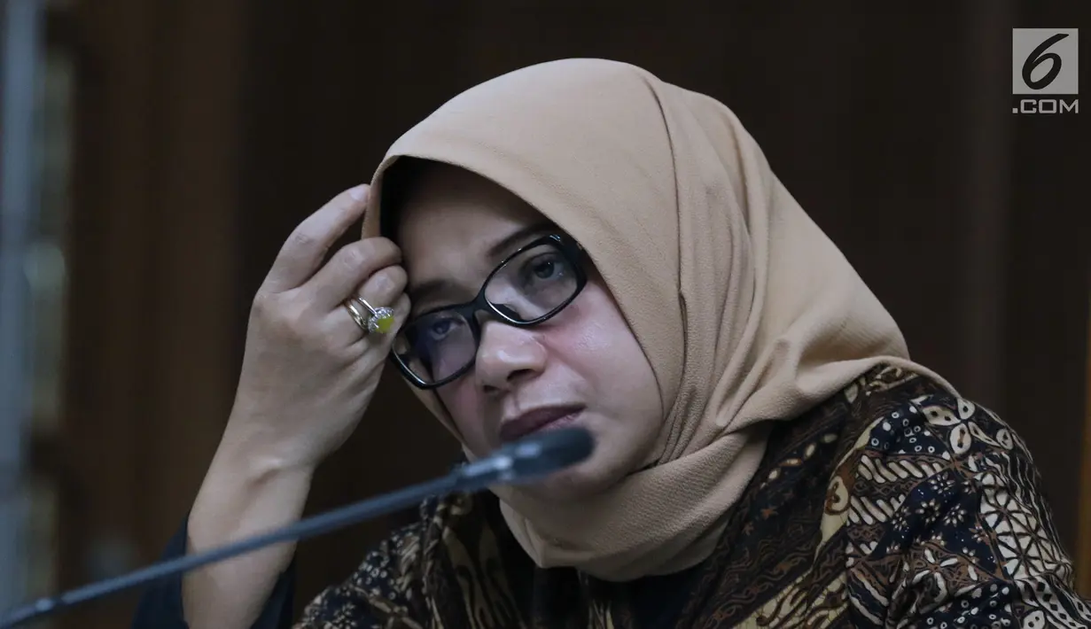 Terdakwa dugaan suap kesepakatan kontrak kerja sama PLTU Riau-1, Eni Maulani Saragih saat menyimak keterangan saksi pada sidang lanjutan di Pengadilan Tipikor, Jakarta, Selasa (11/12). Sidang mendengar keterangan saksi. (Liputan6.com/Helmi Fithriansyah)