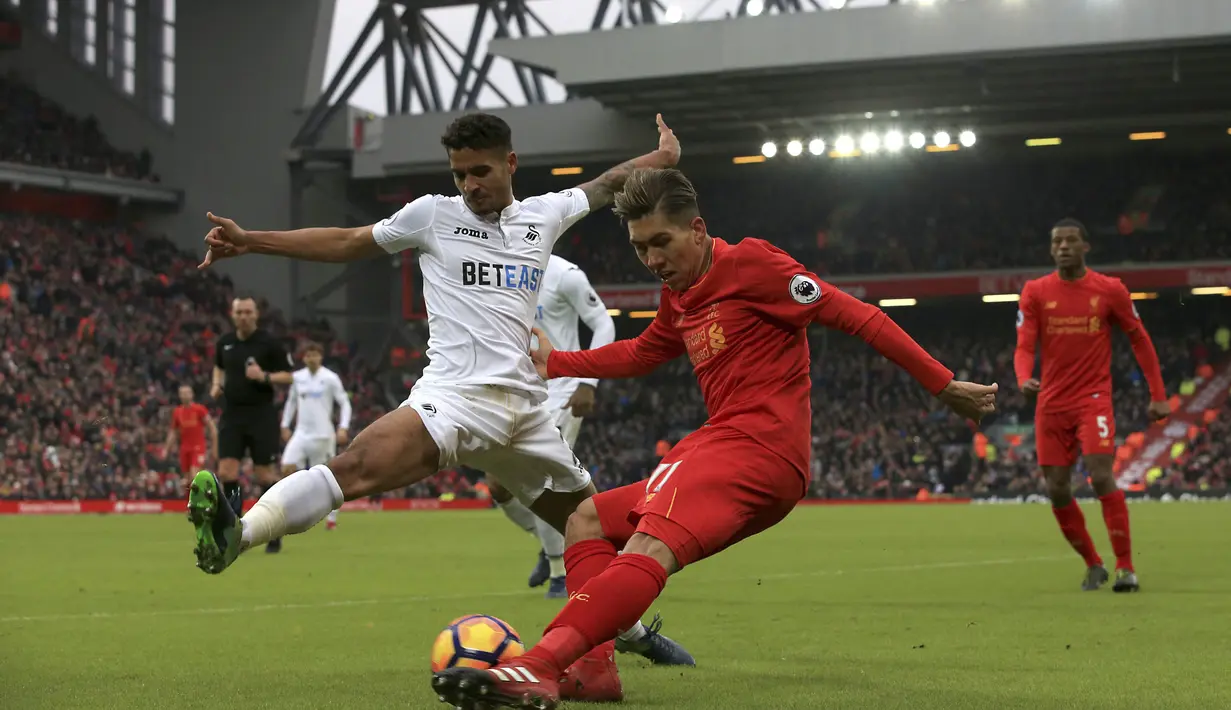 Pemain Swansea City, Kyle Naughton (kiri) menutup pergerakan pemain Liverpool, Roberto Firmino pada lanjutan Premier League di Anfield, Liverpool, (Sabtu (21/1/2017). Liverpool kalah 2-3.  (Peter Byrne/PA via AP)