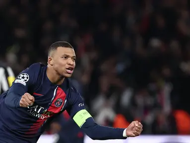 Penyerang Paris Saint-Germain (PSG) #07 Kylian Mbappe merayakn gol yang dicetaknya ke gawang Newcastle United dalam duel matchday 5 Grup F Liga Champions 2023/2024 di Parc des Princes, Rabu (29/11/2023) dini hari WIB. (FRANCK FIFE / AFP)