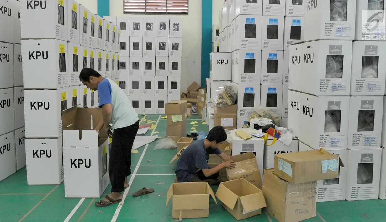 Pekerja memasukkan logistik ke kotak suara saat proses persiapan distribusi di Gedung Serba Guna Pondok Aren, Tangsel, Selasa (10/4). Logistik yang didistribusikan, meliputi kotak suara, surat suara, bantalan, alat coblos dan lembaran formulir pendukung yang diperlukan. (merdeka.com/Arie Basuki)