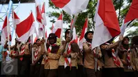 Puluhan anggota Pramuka memgibarkan bendera Merah Putih saat Kirab Kebangsaan Indonesia Raya di Cibinong, Kab Bogor, Minggu (14/5). Kirab diikuti puluhan organisasi kepemudaan se Kabupaten Bogor. (Liputan6.com/Helmi Fithriansyah)