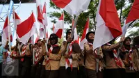 Puluhan anggota Pramuka memgibarkan bendera Merah Putih saat Kirab Kebangsaan Indonesia Raya di Cibinong, Kab Bogor, Minggu (14/5). Kirab diikuti puluhan organisasi kepemudaan se Kabupaten Bogor. (Liputan6.com/Helmi Fithriansyah)