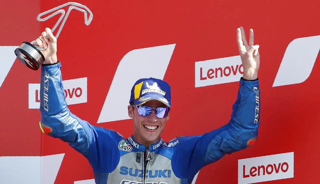 Pembalap Suzuki, Joan Mir, melakukan selebrasi di atas podium usai balapan MotoGP San Marino di Sirkuit Misano, Minggu (13/9/2020). Morbidelli menjadi yang tercepat dengan catatan waktu 42 menit 02,272 detik. (AP/Antonio Calanni)