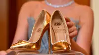 Sepasang sepatu high heels 'The Passion Diamond' dipamerkan di Burj Al Arab, Dubai, Uni Emirat Arab, Rabu (26/9). Sepatu tersebut dibanderol dengan harga 17 juta dolar Amerika, atau setara Rp 253,7 miliar. (AFP PHOTO / GIUSEPPE CACACE)