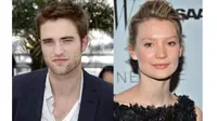 Ciuman Mesra Robert Pattinson untuk Mia Wasikowska