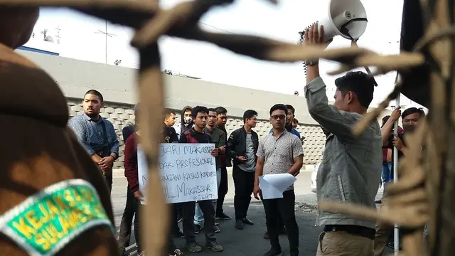 Unjuk rasa menuntut penuntasan sejumlah kasus korupsi mangkrak berlangsung di Kantor Kejati Sulsel (Liputan6.com/ Eka Hakim)