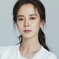 Song Ji Hyo mengalami jatuh bangunnya kehidupan dalam drama terbarunya Lovely Horror-vely. (Soompi)