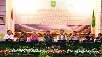 Gubernur Riau Syamsuar (tiga dari kiri) mengikuti rapat koordinasi penanggulangan Karhutla Riau. (Liputan6.com/M Syukur)