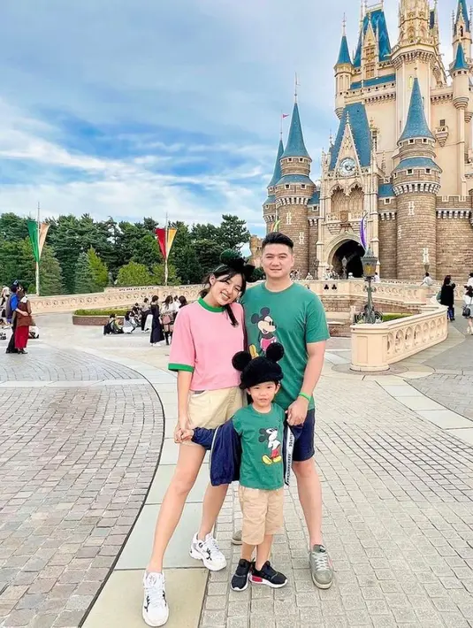 Momen keseruan Chef Arnold dan keluarga d Jepang pin diunggah di akun Instagram Tiffany. Mereka tampak mengunjungi berbagai tempat wisata terkenal di sana, salah satunya Disneyland. (Instagram/tiffanysoetanto).