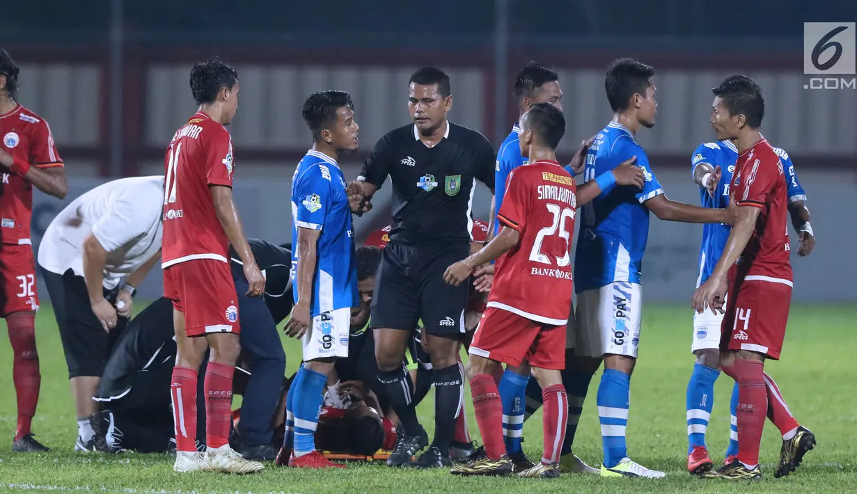 Pemain Persija dan Persib bersitegang saat laga lanjutan Go-Jek Liga 1 Indonesia 2018 bersama Bukalapak di Lapangan PTIK, Jakarta, Sabtu (30/6). Persija unggul 1-0. (Liputan6.com/Helmi Fithriansyah)