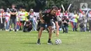 Franco Morbidelli dan Fabio Di Giannantonio menyempatkan “berguru” kemampuan sepak bola dengan tiga pesepakbola di antaranya, Rizky Ridho, Andritany Ardhiyasa dan Muhammad Ferrari. (Liputan6.com/Angga Yuniar)