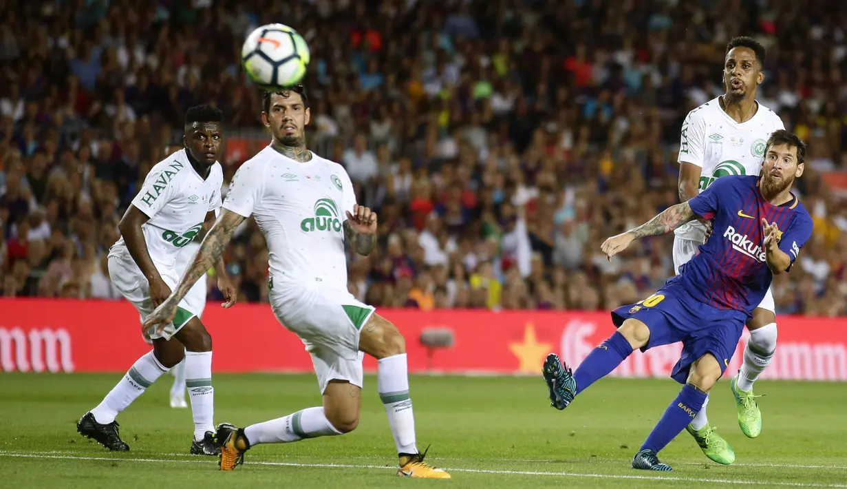 Bintang Barcelona, Lionel Messi, berusaha membobol gawang Chapecoense  pada laga trofi Joan Gamper di Stadion Camp Nou, Barcelona, Senin (7/8/2017). Barcelona menang 5-0 atas Chapecoense. (AP/Manu Fernandez)