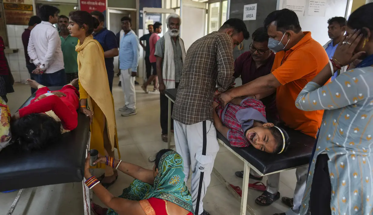 <p>Warga yang menderita penyakit akibat panas memadati rumah sakit distrik di Ballia, Negara Bagian Uttar Pradesh, India, Selasa (20/6/2023). (AP Photo/Rajesh Kumar Singh)</p>
