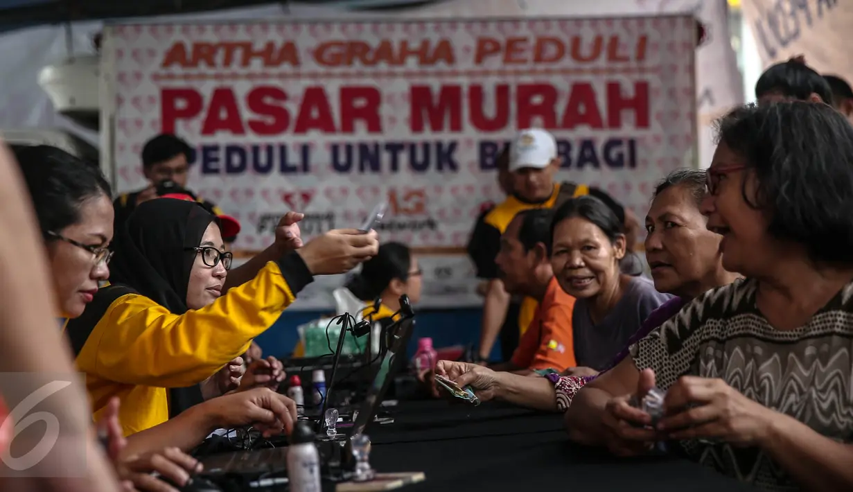 Warga mengantri untuk membeli sembako pada Pasar Murah Ramadan 2016 di kawasan Pasar Benhil, Jakarta, Minggu (5/6/2016). Pasar Murah Ramadan 2016 ini diadakan oleh Artha Graha Peduli. (Liputan6.com/Faizal Fanani)