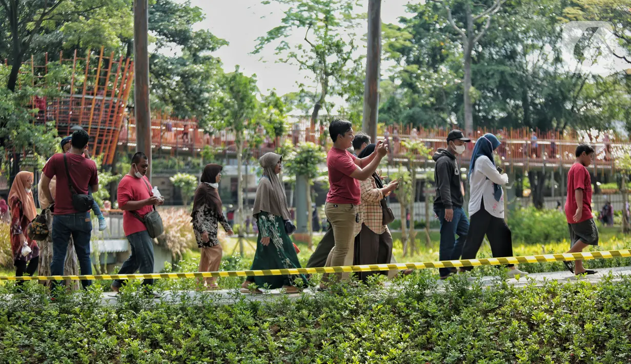 <p>Warga saat berkunjung ke Taman Tebet Eco Park, Tebet, Jakarta Selatan, Kamis (5/5/2022). Setelah resmi dibuka untuk umum usai direvitalisasi, Tebet Eco Park menjadi salah satu alternatif wisata bagi warga Jakarta untuk mengisi waktu libur Idul Fitri 1443 H bersama keluarga. (merdeka.com/Iqbal S. Nugroho)</p>