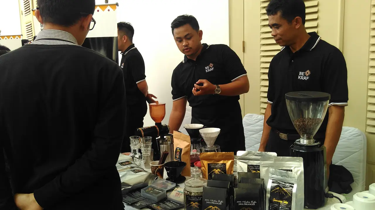 Barista sedang menyiapkan kopi di acar Ngopi Sore di Istana Bogor (Foto: Fiki/Liputan6.com)