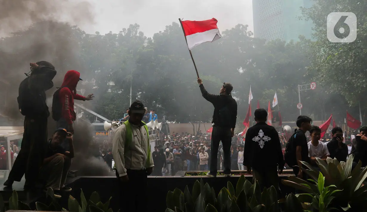 Sebelum membubarkan diri, massa aksi menyerahkan petisi tuntutan kepada perwakilan KPK. (Liputan6.com/Herman Zakharia)