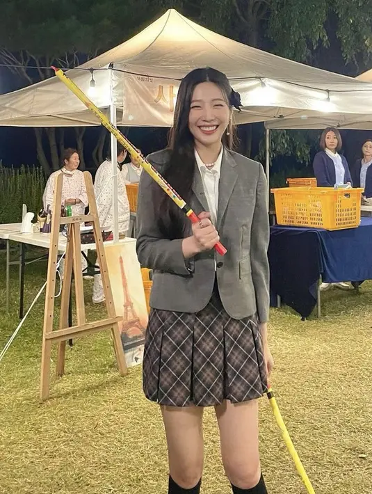 Joy Red Velvet mengenakan blazer abu-abu dengan inner kemeja putih, dipadukan mini skirt. (@_imyour_joy)