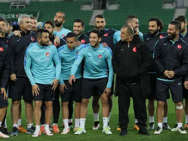 Para pemain Timnas Turki terlihat santai dalam menjalani sesi latihan terakhir jelang laga persahabatan melawan Austria di Stadion Ernst Happel, Wina, Austria, Senin (28/3/2016). (Bola.com/Reza Khomaini)