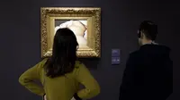 Pengunjung melihat lukisan karya Gustave Courbet di Musée d’Orsay. (Francois Mori / AP)
