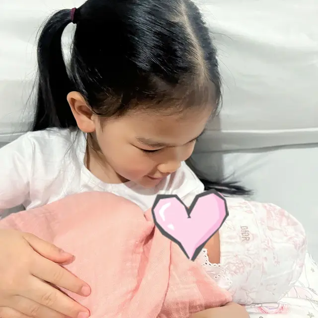 6 Potret Terbaru Kezia Toemion Menantu Keluarga Cendana, Sudah Lahirkan Anak Kedua
