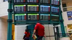 Tampilan layar menunjukkan informasi penerbangan di salah satu terminal di Bandara Internasional Orlando menjelang Badai Milton pada tanggal 9 Oktober 2024 di Orlando, Florida. (Saul Martinez/Getty Images North America/Getty Images via AFP)