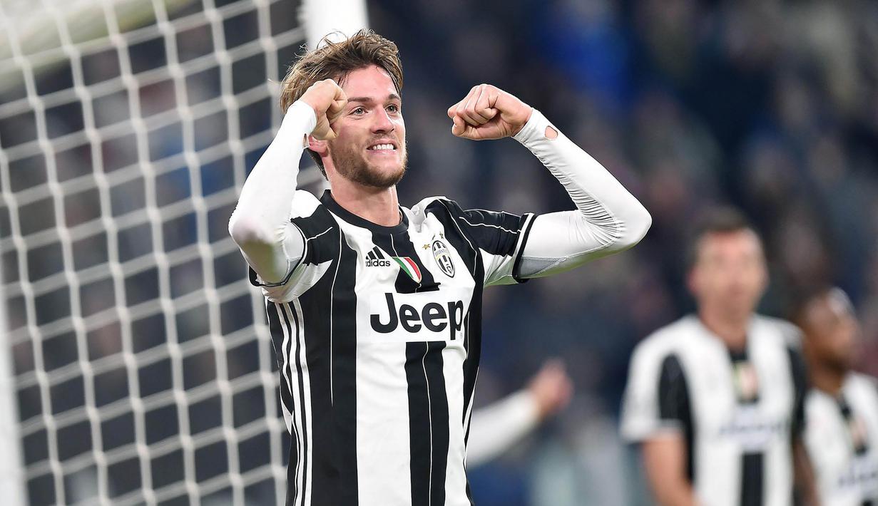 4. Daniele Rugani  (Juventus) – Sebenarnya, Juventus memiliki penerus Leonardo Bonucci dalam diri bek yang dibeli dari Empoli ini. Sang pelatih, Massimiliano Allegri, juga kerap memuji penampilan Bek berusia 22 tahun tersebut. (EPA/Di Marco)