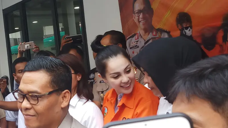 Ditresnarkoba Polda Metro Jaya merilis penangkapan artis muda Jennifer Dunn terkait kasus narkoba.