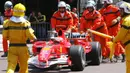 Pada GP Monaco tahun 2006, Schumacer membuat kontroversi dengan menabrakkan mobilnya pada sisi lintasan ketika sesi kualifikasi. Hal ini ia lakukan untuk melindungi pole position karena sesi kualifikasi terpaksa dihentikan. (Foto: AFP/Damien Meyer)