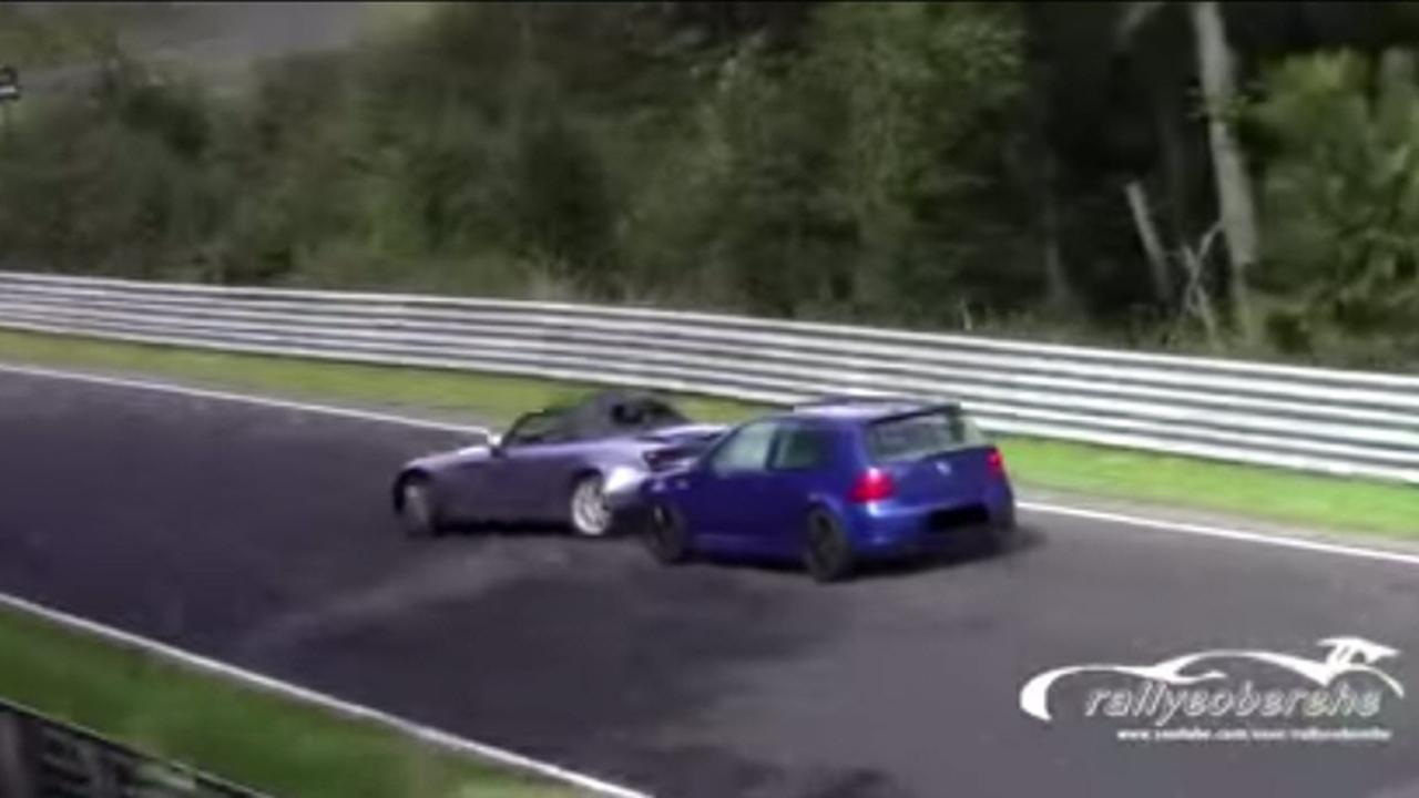 Hilang Kendali, Uji Coba VW Golf Berakhir Menabrak Honda S2000