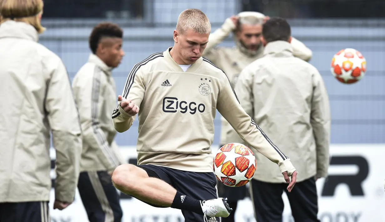 Bek Ajax Amsterdam, Rasmus Kristensen, mengontrol bola saat melakukan sesi latihan jelang laga semifinal Liga Champions di Stadion Johan Cruyff, Rabu (8/5). Ajax Amsterdam akan berhadapan dengan Tottenham Hotspur. (AFP/John Thys)