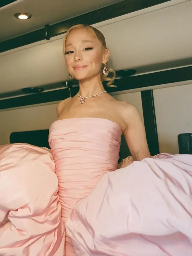Ariana Grande Dibalut Gaun Mekar saat Red Carpet Piala Oscar 2024. [@arianagrande]