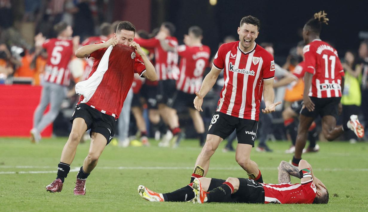 Pemain Athletic Bilbao menangis bahagia saat merayakan kemenangan atas Real Mallorca pada laga final Copa del Rey di Stadion Olimpico de Sevilla, Minggu (7/4/2024). Athletic Bilbao mengakhiri kutukan 40 tahun dengan menjadi kampiun Copa del Rey 2023/2024. (AFP/Jaime Reina)